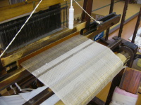 機織り中の布